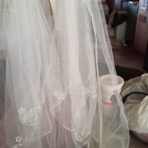 I’m selling a wedding dress also the shoes plus the veil and the comb